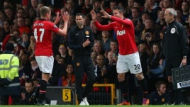 Robin van Persie vahetab välja kaks väravat löönud James Wilsoni. Foto: manutd.com