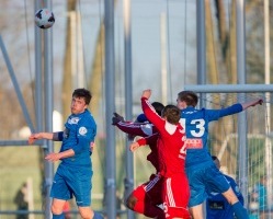 Võitlus õhupalli pärast Tammeka ja Jõhvi vahel toimunud esimese ringi kohtumises. Foto: Rein Murakas
