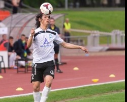 Sillamäe paremkaitsja Hiroki Maehara üritamas palli kontrolli alla saada. Foto: Rein Murakas