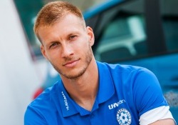 Klavan kutsub inimesi staadionile. Foto: Gertrud Alatare