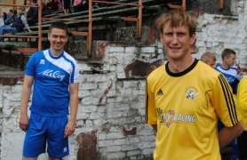 Pärnumaa ja Tallinna mängus kandsid kaptenipaelu vanameistrid Raio Piiroja (paremal) ja Andrei Stepanov (vasakul). Foto: Eesti Jalgpalli Liit.