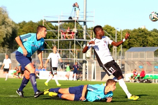 Jõhvi mehed vaatasid pikali, kuidas Infonet väravaid kõmmutas. Foto: Brit Maria Tael