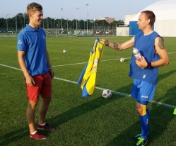 Viimases Kure trennis andis klubi tegevjuht Martti Pukk Pajunurmele USA-sse kaasa klubi särgi ja joogipudeli. Foto: FC Kuressaare Facebook