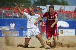 Andreas Aniko (vasakul) tänases mängus palli eest võitlemas. Foto: beachsoccer.com