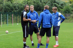 Henri (peatreenerist paremal) ja Hannes (seljaga) Anier saavad õpetussõnu uuelt peatreenerilt. Foto: Erzgebirge Aue