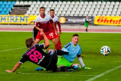 Tarmo Neemelo ründamas Jõhvi väravat. Sel korral jäi peale idavirulaste kiiper Valeri Smelkov. Foto: Gertrud Alatare