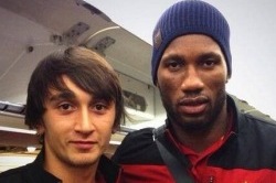 Hüseyin Altug Tas ja Didier Drogba. Foto: www.spordefteri.com