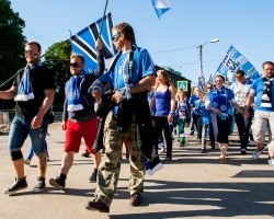 Suvesangarid enne Tadžikistani mängu rongkäigus. Foto: Gertrud Alatare