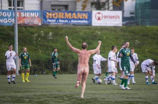 Fotod: fänn tähistas kooseluseadust alastijooksuga