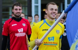 Sander Viira (esiplaanil) hakkab lisaks kaptenitööle ka esindusmeeskonna abitreeneriks. Foto: Jana Pipar