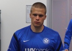 Henrik Ojamaa löök tabas posti. Foto: Kasper Elissaar