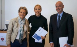 Karin Espelund, Kadri Jägel ja Gianni Infantino. Foto: UEFA