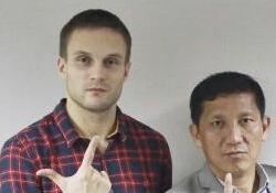 Martin Vunk uues klubis lepingu sõlmimise järel. Foto: Jakarta Persija