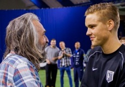 Aivar Pohlak õnnitlemas Brent Lepistut Aastalõputurniiri Premium liiga turniiri parimaks mängijaks saamise puhul. Foto: Gertrud Alatare