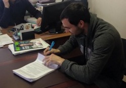 Zenjov Torpedoga lepingut sõlmimas. Foto: Nesta Sport Groupi Facebooki lehekülg