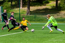 Issakov (kollases) Kalju duubli võrku sahistamas. Foto: Gertrud Alatare