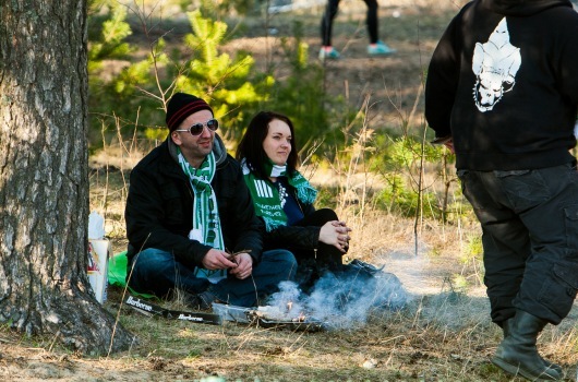 Hiiu mändide vahel on hea värske õhk ning "säästusektoris" saavad rivaalide fännid omale kasvõi liha grillida. Foto: Gertrud Alatare