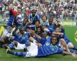 Lacazette (nr. 12) tähistamas meeskonnakaaslastega U-19 EM-i võitu. Foto: tumblr.com