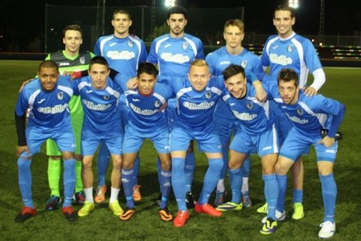 Alumise rea kolm parempoolset Risto Kägo, Alen Stepanjan, Alan Arruda ning Stefan Järv (ülemises reas paremalt teine) saavad nüüd ühes klubis pallida. Foto: Britannia XI ametlik fännileht