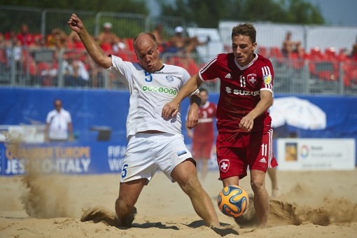 Rannakoondis saab kodupubliku silme all võidelda oma ala tippudega. Foto: beachsoccer.com
