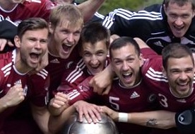 Kozlovs (keskel) Balti turniiri võitu tähistamas. Foto: Imre Pühvel