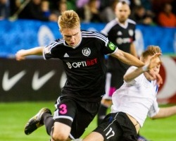 Nõmme Kalju mängija Henrik Pürg on Kapperi kätte saanud. Foto: Gertrud Alatare