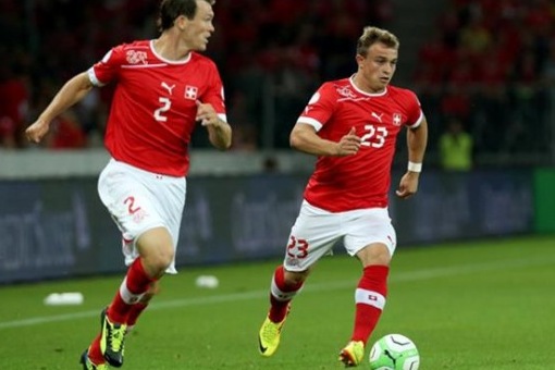 Teiste seas tulevad eestlaste vastu vastavalt Juventust ja Interit esindavad Stephan Lichtsteiner ja Xherdan Shaqiri. Foto: fussball.ch