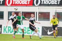 Sakari Tukiainen võitluses Levadia kaitsjatega. Foto: Jana Pipar