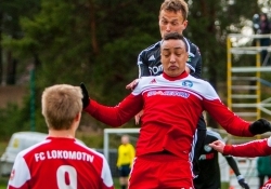 Jõhvi mehed saavad korraliku muruväljaku. Foto: Gertrud Alatare