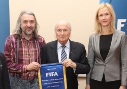 Aivar Pohlak (vasakul) ja EJL toetavad valimistel Sepp Blatterit (keskel). Foto: FIFA