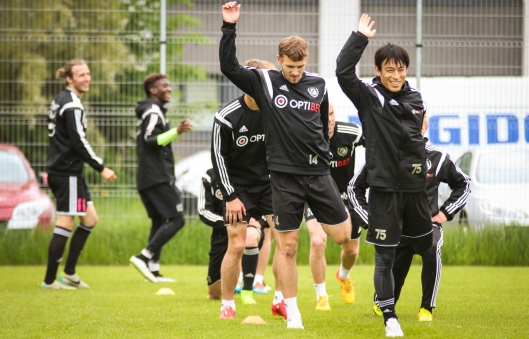 Kes tahab võita? Ken Kallastel ja Hidetoshi Wakuil on käed püsti. Foto: Jana Pipar
