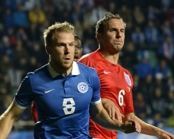 Jagielka võitluses Henri Anieriga. Foto: Imre Pühvel