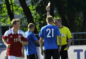 Arnason näitab Liivamägile punast kaarti. Foto: Brit Maria Tael