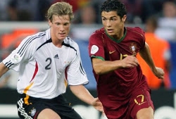 Jansen (vasakul) võitlemas 2006. aasta MM-il Cristiano Ronaldoga. Foto: allsuperstarplayers.blogspot.com