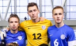 Andreas Vaikla (keskel) U-19 koondises. Foto: Granatkini memoriaali koduleht