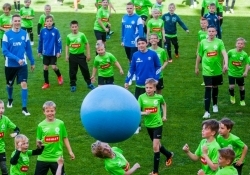 Selle aasta juunikuu ekskursioonipäev, mil lapsed said Lilleküla staadioni murul palli mängida koos Eesti koondislastega. Foto: Gertrud Alatare