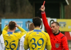 Elari Valmas sai avapoolajal punase kaardi ka 12. aprillil. Foto: Jana Pipar