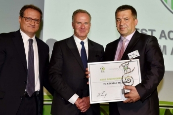 Rummenigge andis Levadiale auhinna üle