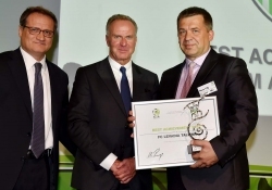 Michele Centenaro (vasakul), Karl-Heinz Rummenigge (keskel) ja Theimo Tülp. Foto: FC Levadia koduleht