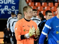 Karli Kütt mängu alguses riietusruumist väljakule tulemas. Teist korda mees seda teha ei saanud. Foto: Imre Pühvel