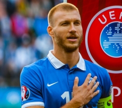 Ragnar Klavan laulab täna kaasa Helin-Mari Arderi esitatavat hümni. Foto. Gertrud Alatare