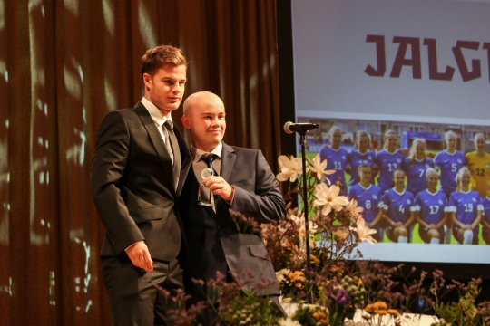 Sappinen Soccernet.ee peatoimetaja Raul Ojassaare käest auhinda vastu võtmas. Foto: Jana Pipar
