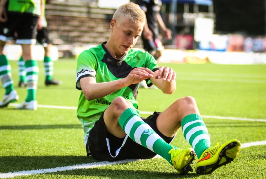 Marco Lukka vahetab Vändra särgi Pärnu oma vastu. Foto: Jana Pipar