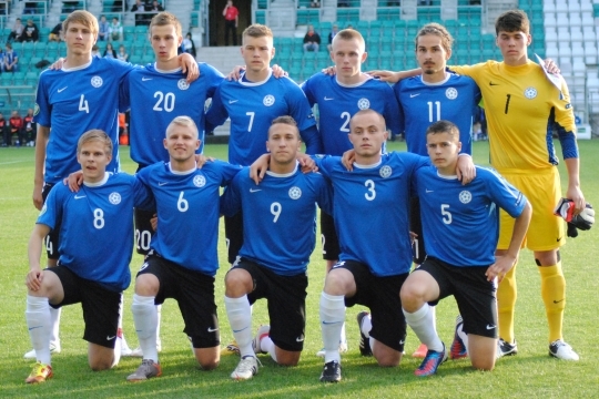 Üleval vasakult Mets, Martõnov, Anier, Kukebal, Luigend, Gurnik; all vasakult Raudsepp, Klemmer, Rättel, Ingermann, Pikk. Enne esimest mängu Portugaliga. Foto: Gertrud Alatare