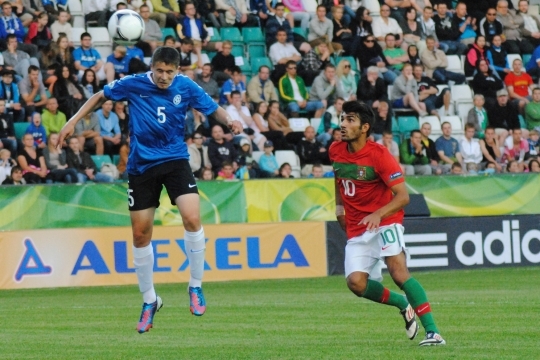 Artur Pikk (5) lõi Vadim Gurniku ehk Eesti väravavõrku esimese palli. Portugal lisas hiljem veel kaks, tulemuseks 0:3. Foto: Gertrud Alatare