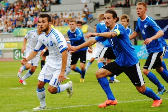 Karl-Eerik Luigend (kaptenipaelaga) üritab nurgalöögi ajal kreeklast markeerida, taamal jälgib asjade käiku Martin Kase (14). Foto: Gertrud Alatare
