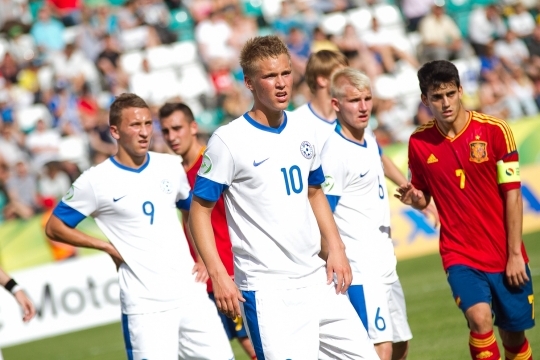 Artur Rättel (9), Brent Lepistu (10) ja Bert Klemmer (6) pidurdasid hispaanlasi. Vastu tuli võtta 0:2 kaotus. Foto: Hanna Odras