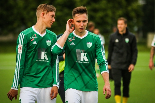 "Kuulsid, et Soccernet ennustas meid teiseks? Usud sa ka, mida nad kirjutavad?" Foto: Jana Pipar