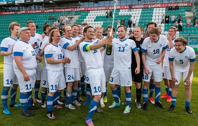 Eesti näitlejad tähistamas võitu oma Soome kolleegide üle. Foto: Brit Maria Tael