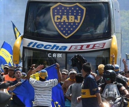 Karm video: River Plate fännid rüüstasid Boca bussi. Mängijad on vigastatud, mäng lükati pühapäeva õhtusse